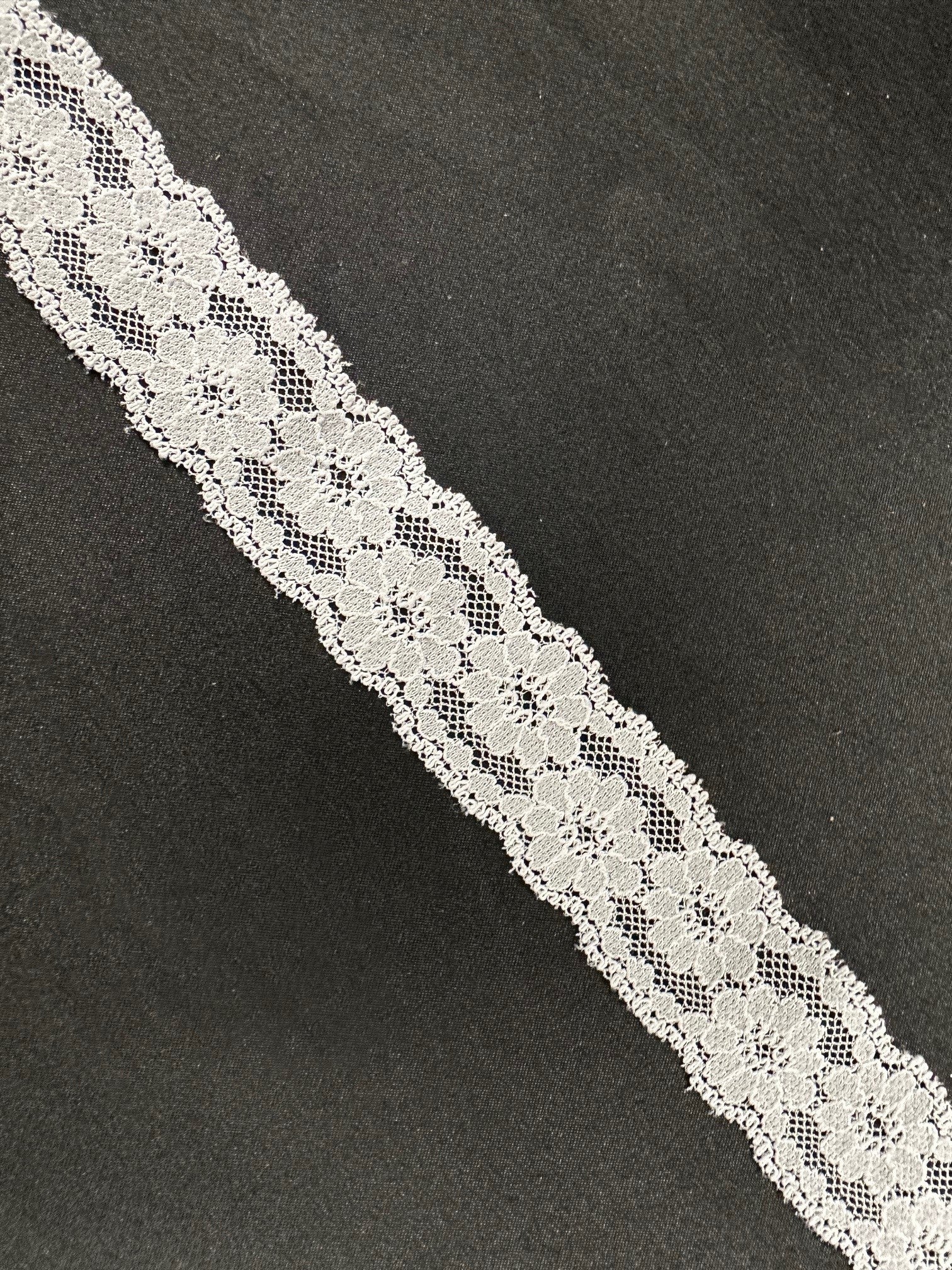 Weißer Spitzenbesatz - T 738 (CF)