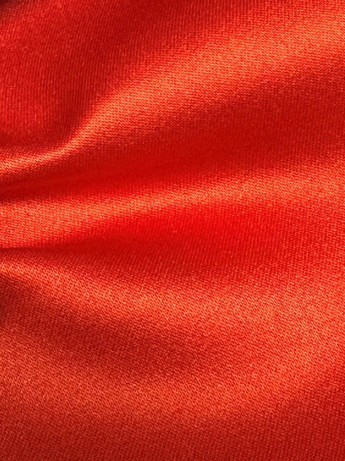 Scharlachroter Polyestersatin – Kanada