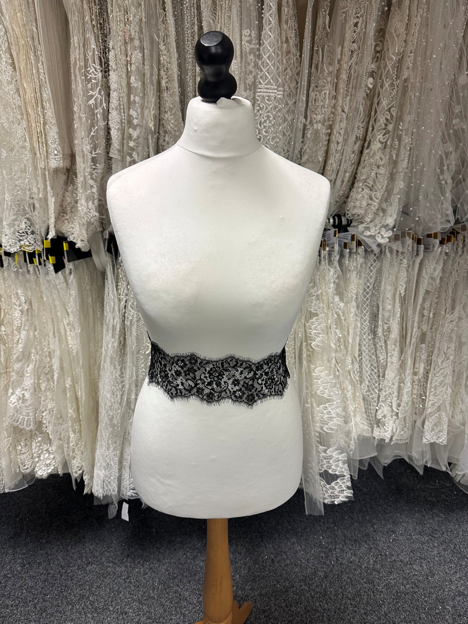 Schwarze Chantilly-Spitzenborte – Sieben