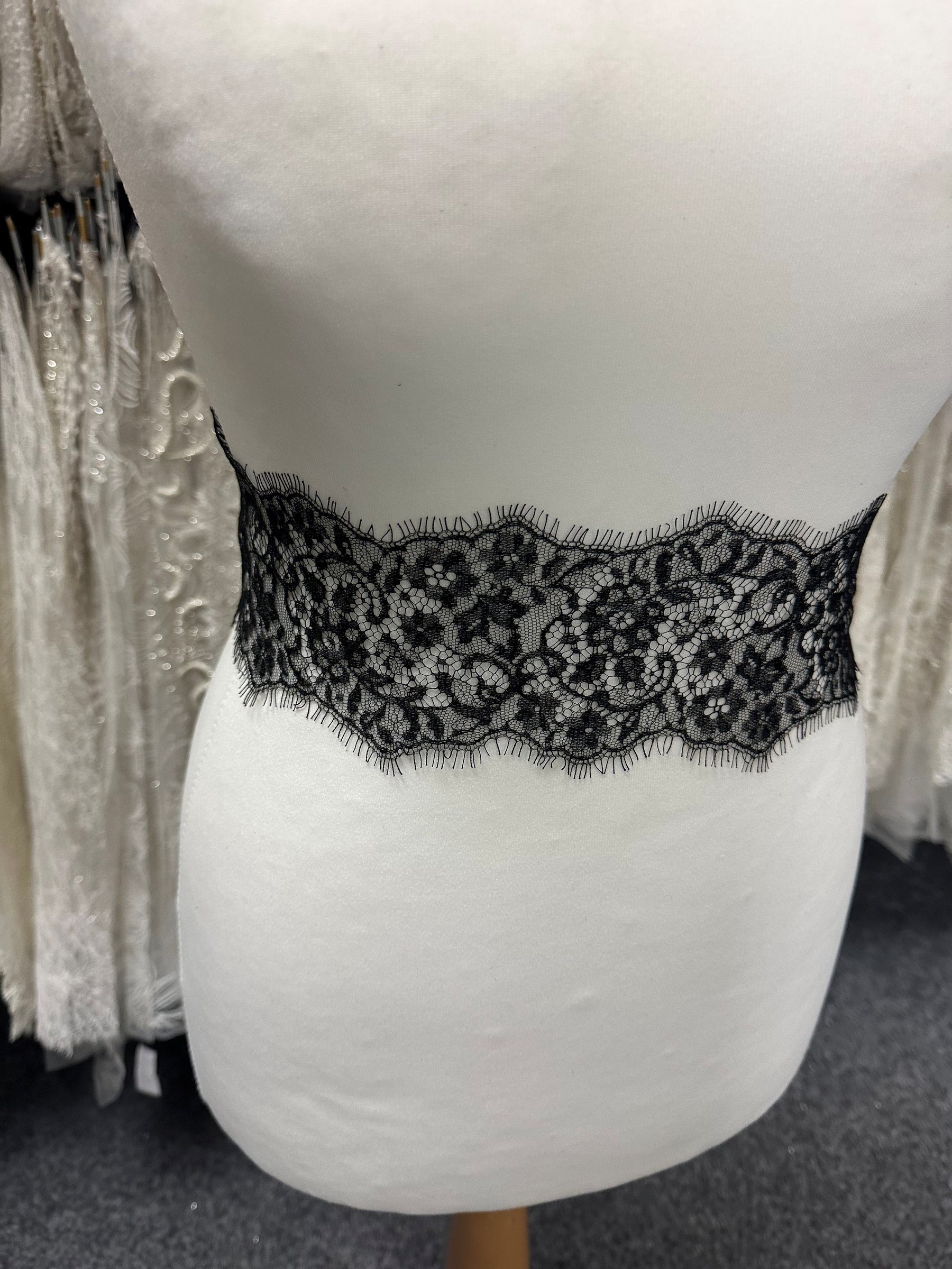 Schwarze Chantilly-Spitzenborte – Sieben
