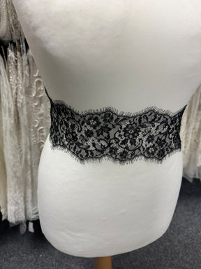 Schwarze Chantilly-Spitzenborte – Sieben