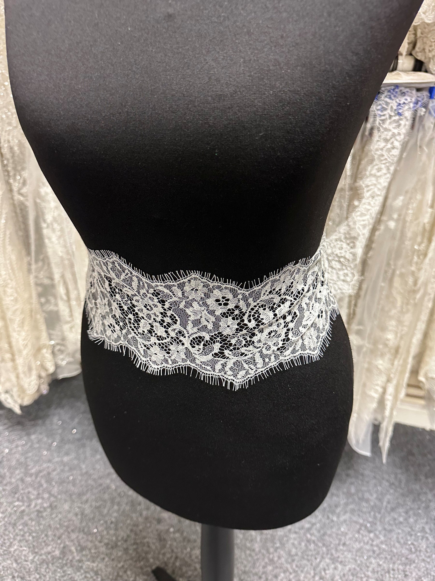 Elfenbeinfarbene Chantilly-Spitzenborte – Sieben