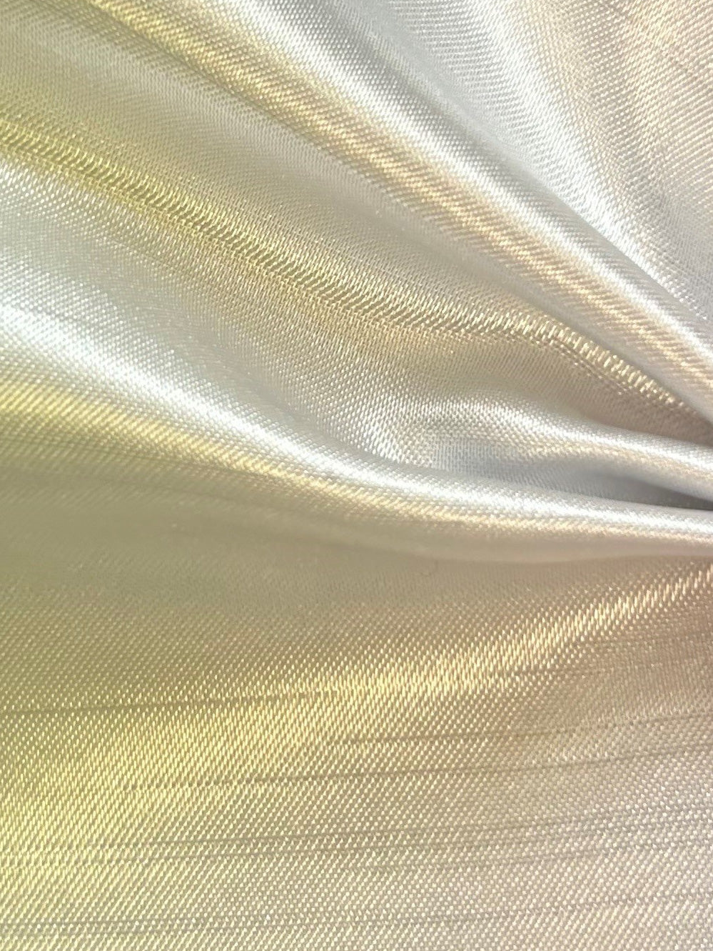 Silbernes Dupion mit Polyester-Satin-Rückseite – Klarheit