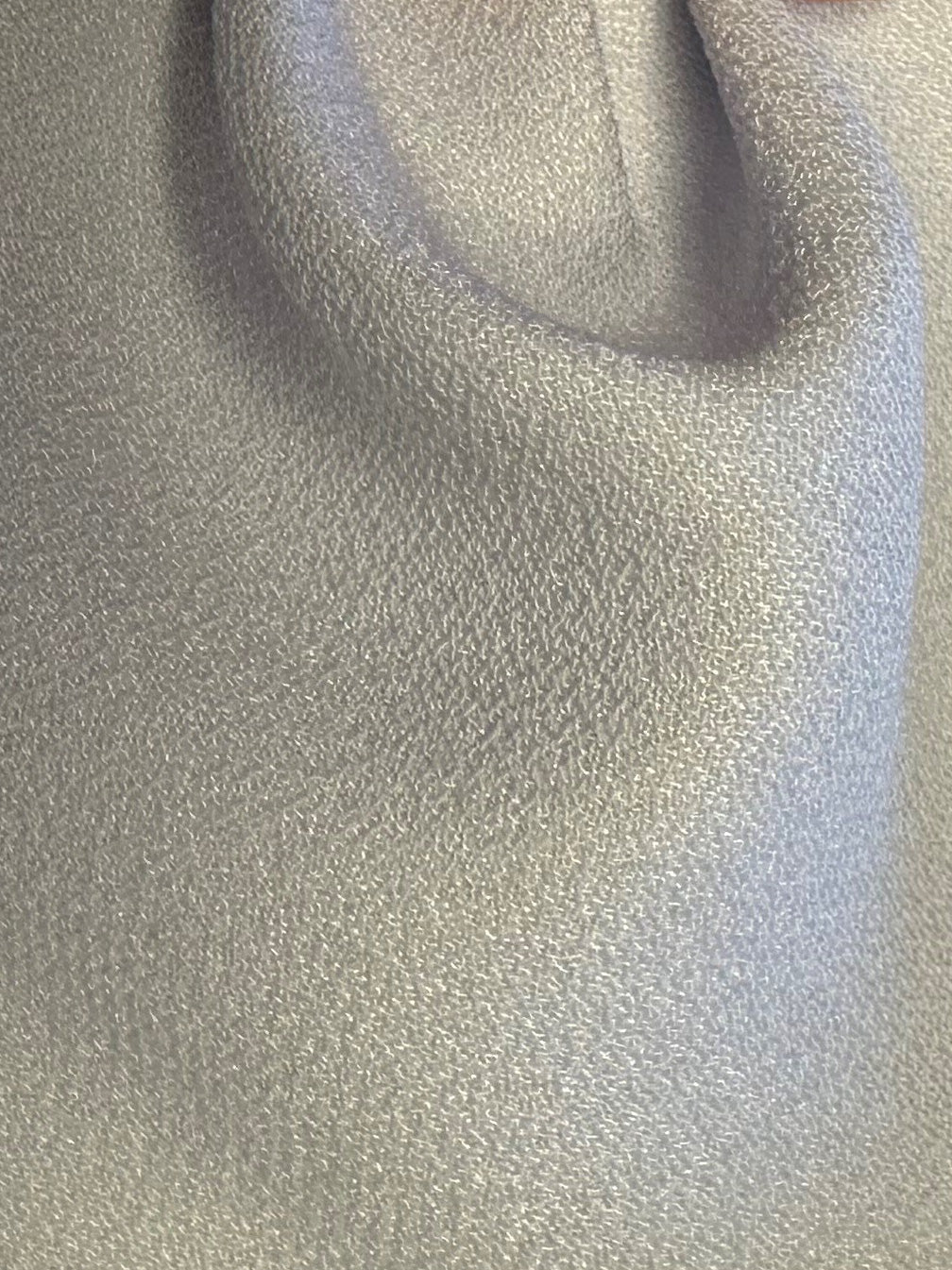 Silberner Polyester-Krepp mit Satinrücken – Nepal