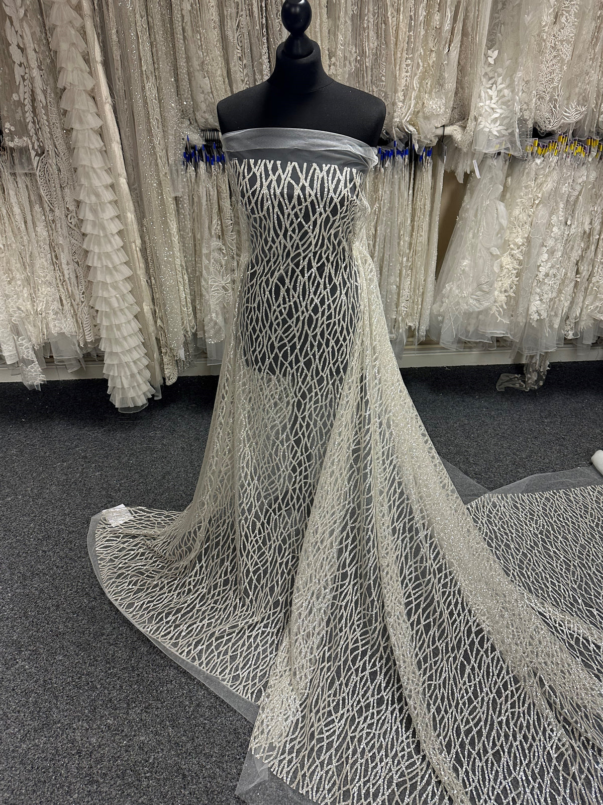 Elfenbeinfarbener Glitzertüll - Lächeln