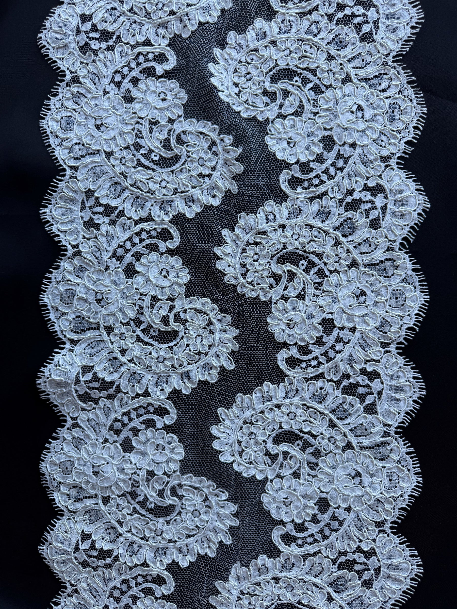 Elfenbeinfarbene, kordelbesetzte Chantilly-Spitzenborte – Sudaba