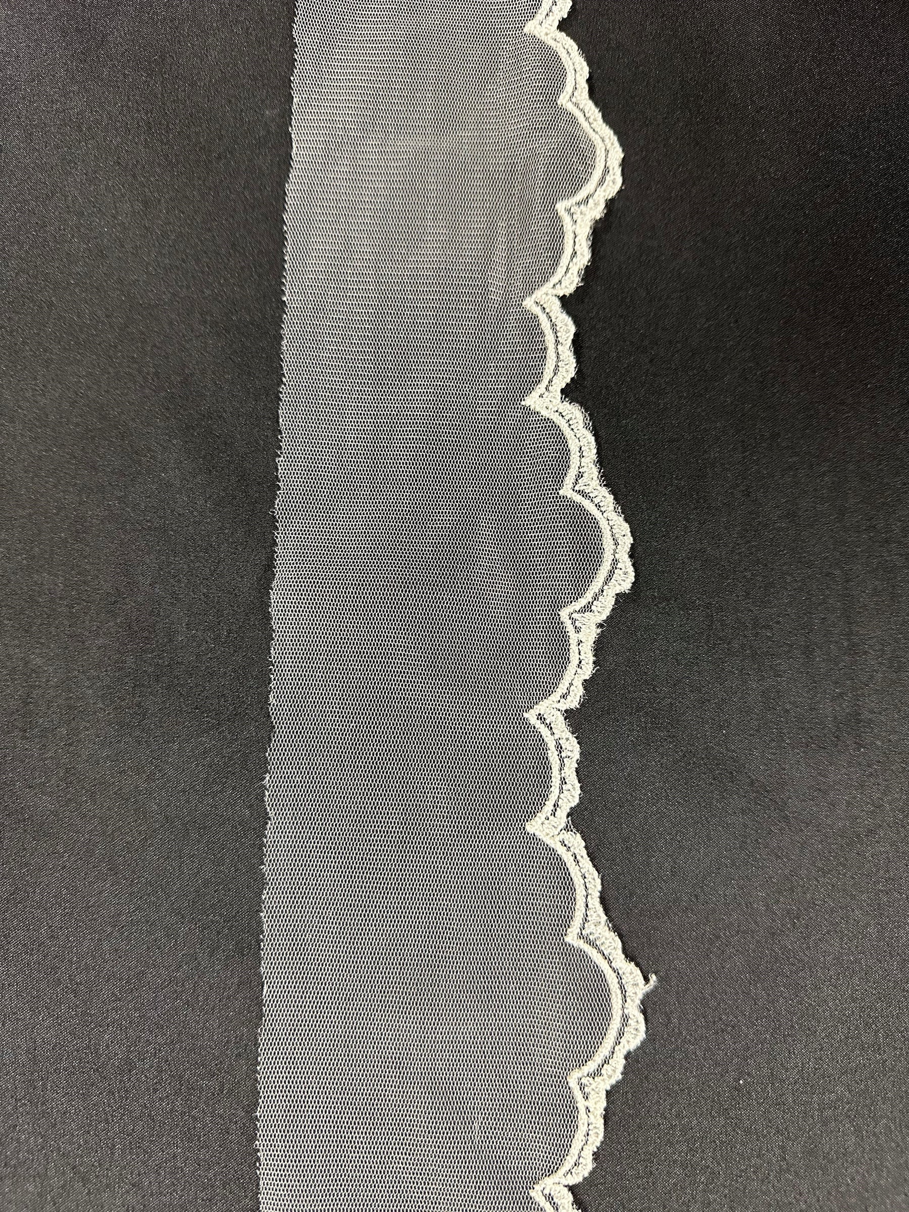 Elfenbeinfarbene bestickte Spitzenborte - T202