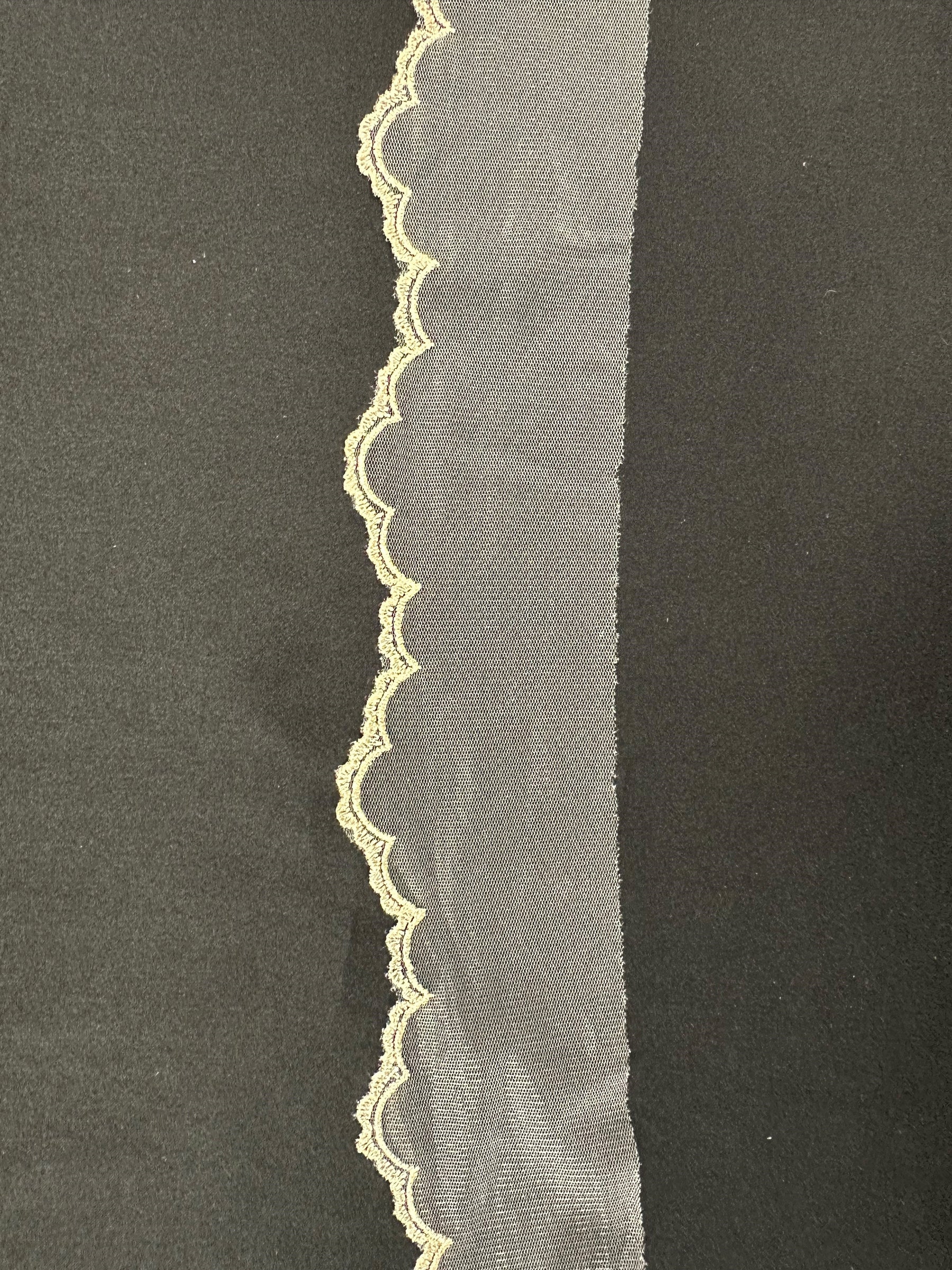 Elfenbein mit dunkelchampagnerfarbenem, besticktem Spitzenbesatz - T202