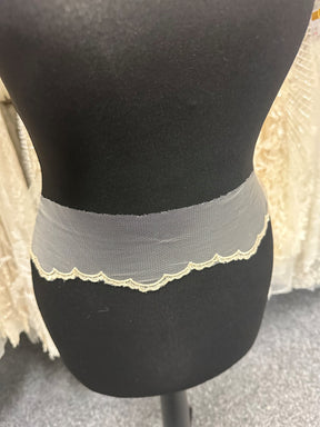 Elfenbein mit hellchampagnerfarbenem, besticktem Spitzenbesatz - T202