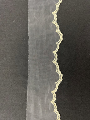 Elfenbein mit hellchampagnerfarbenem, besticktem Spitzenbesatz - T202