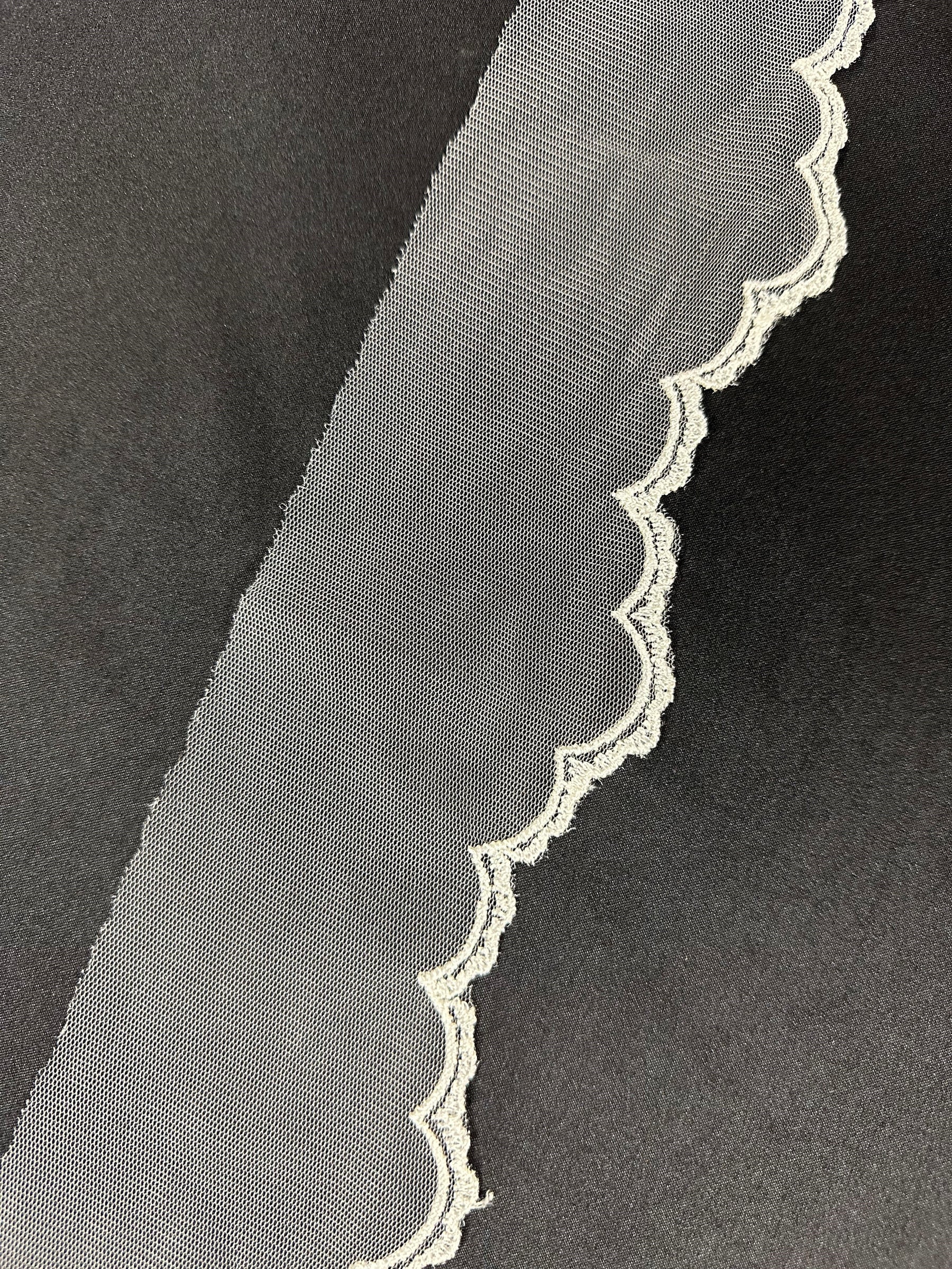 Elfenbeinfarbene bestickte Spitzenborte - T202