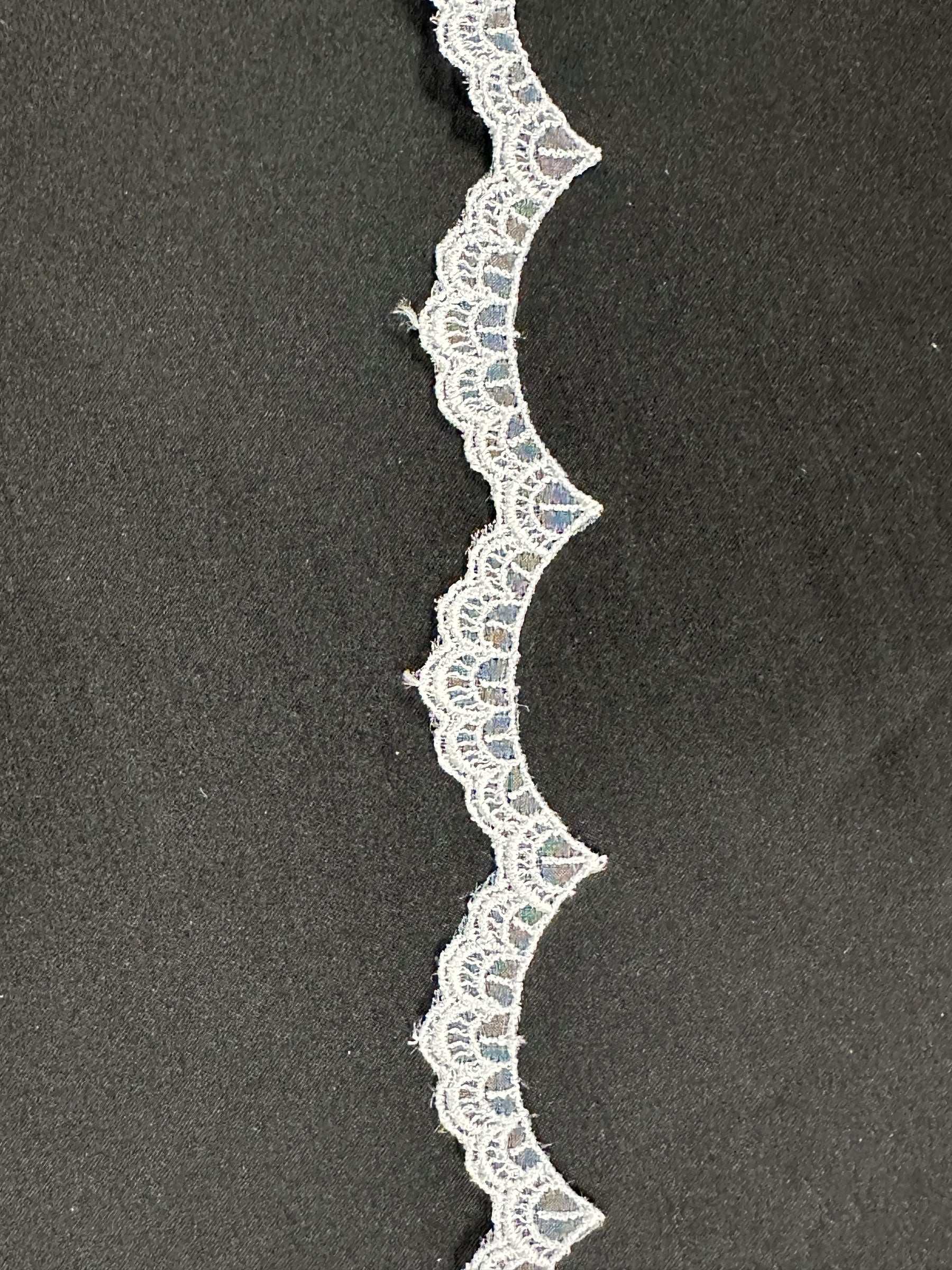 Weiße bestickte Spitzenborte - T232