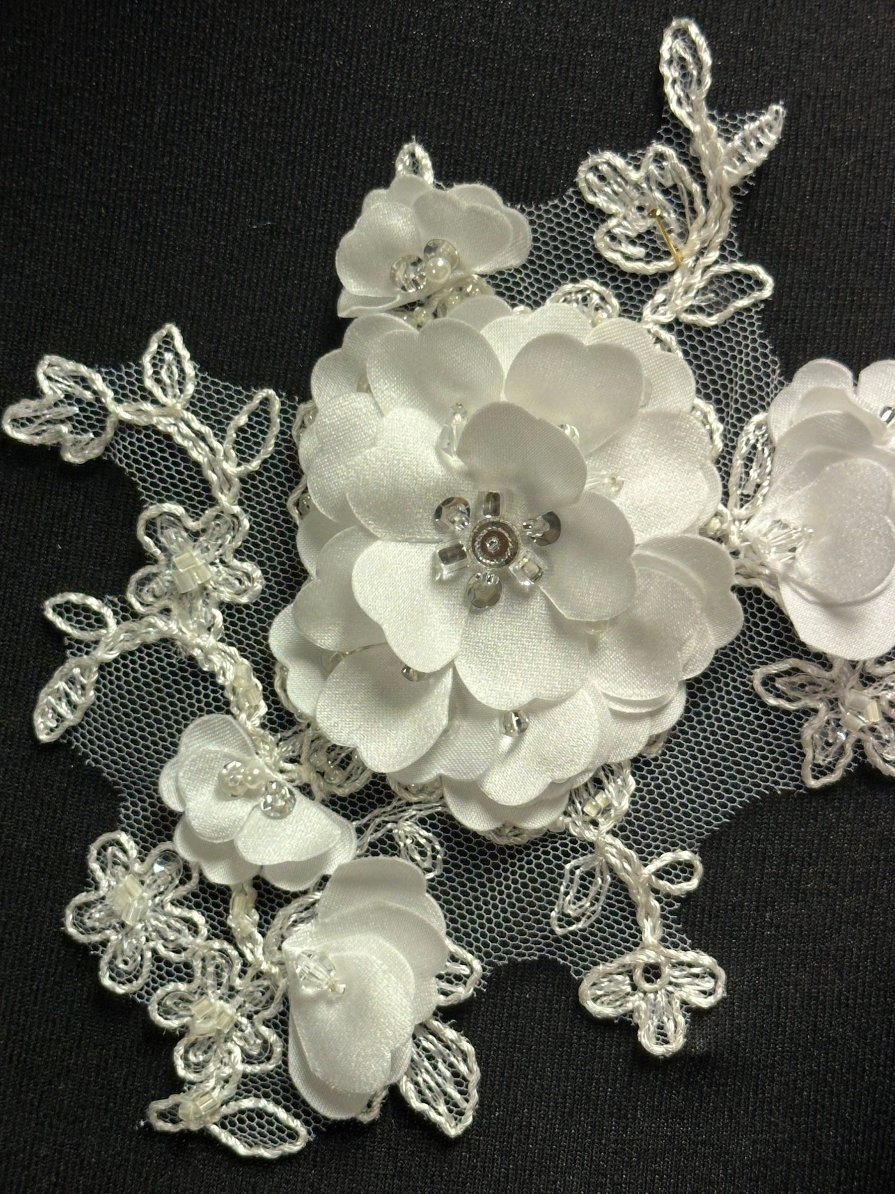 Elfenbeinfarbene, perlenbesetzte 3D-Spitzenapplikationen - T286