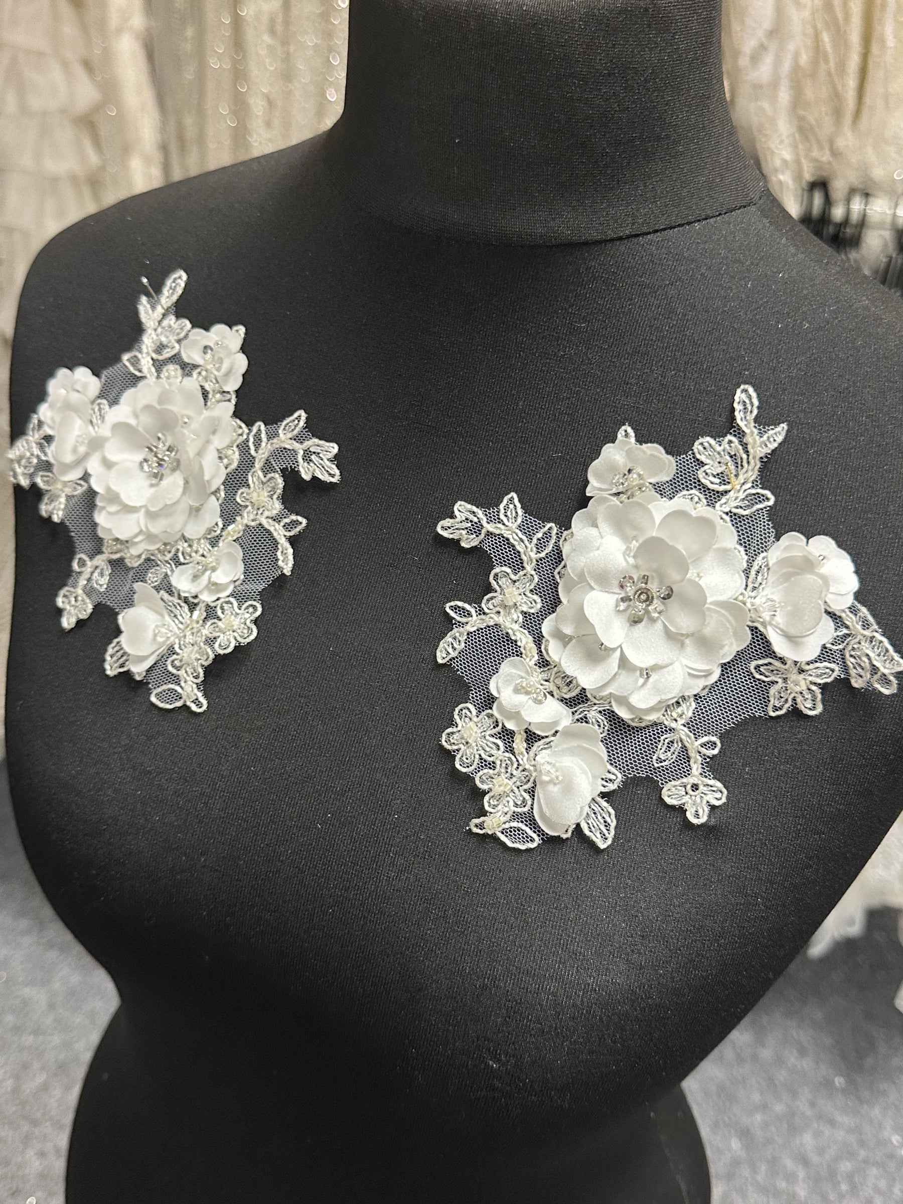 Elfenbeinfarbene, perlenbesetzte 3D-Spitzenapplikationen - T286