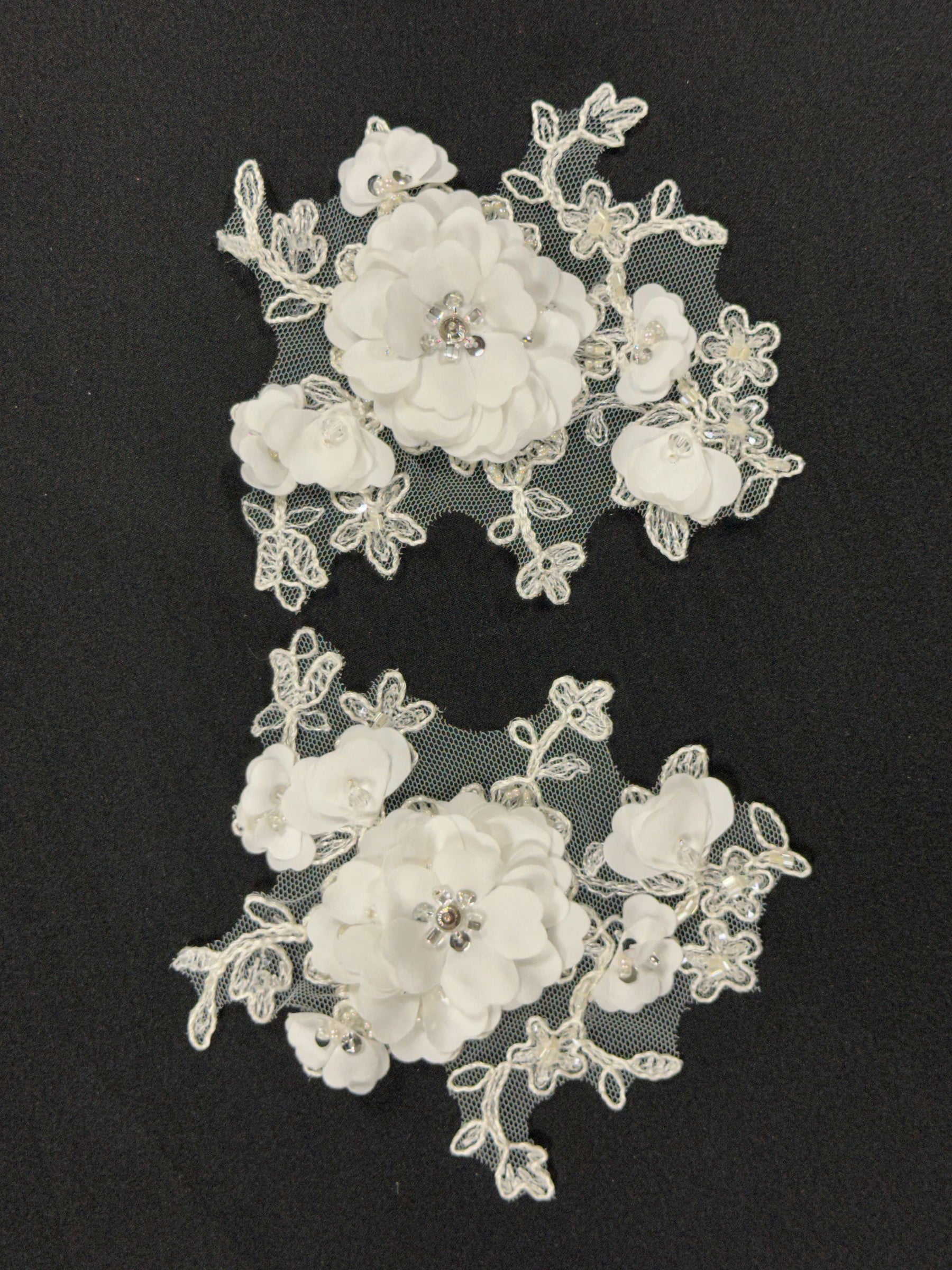 Elfenbeinfarbene, perlenbesetzte 3D-Spitzenapplikationen - T286