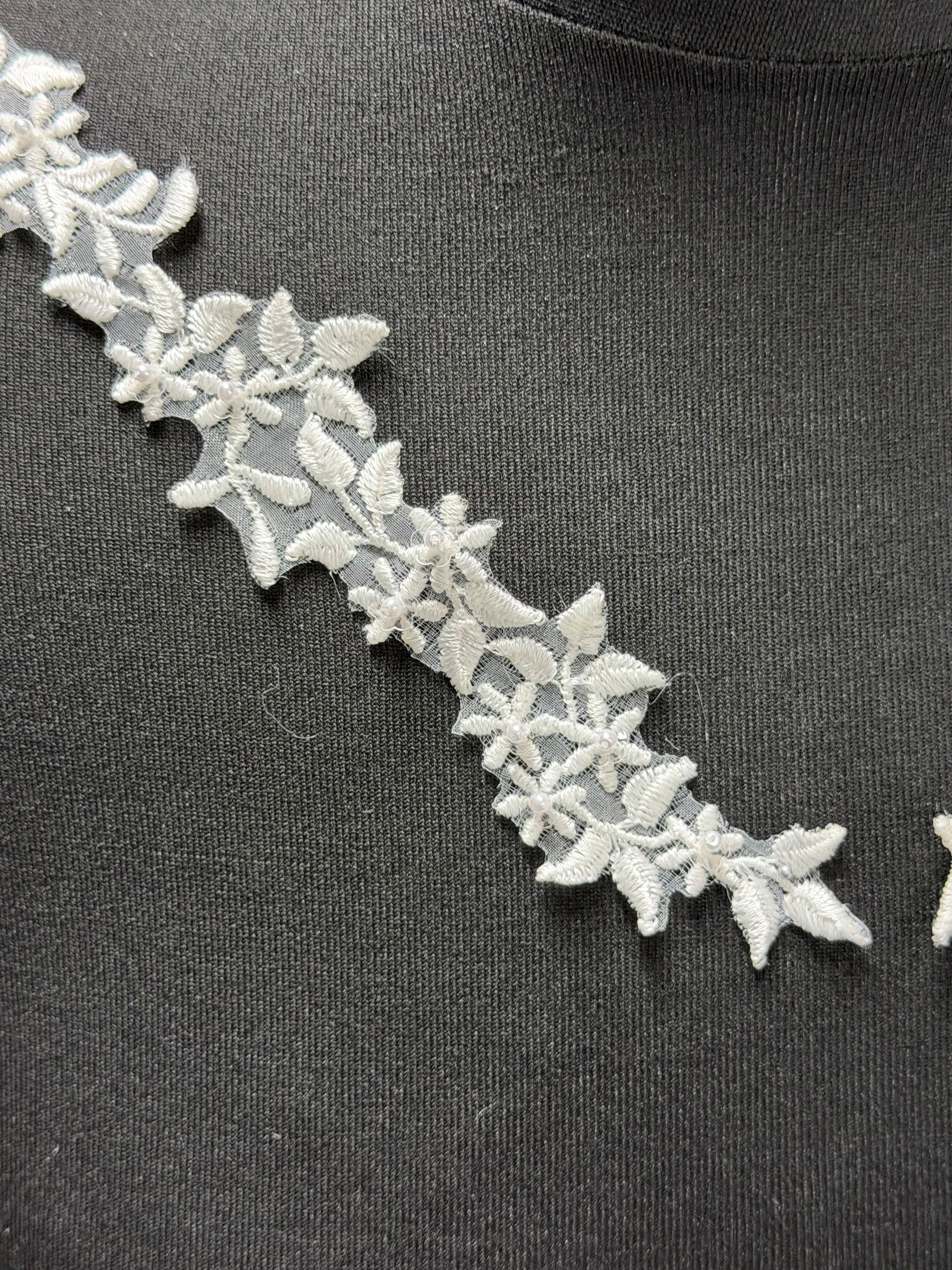 Elfenbeinfarbene, perlenbesetzte Spitzenapplikationen - T28