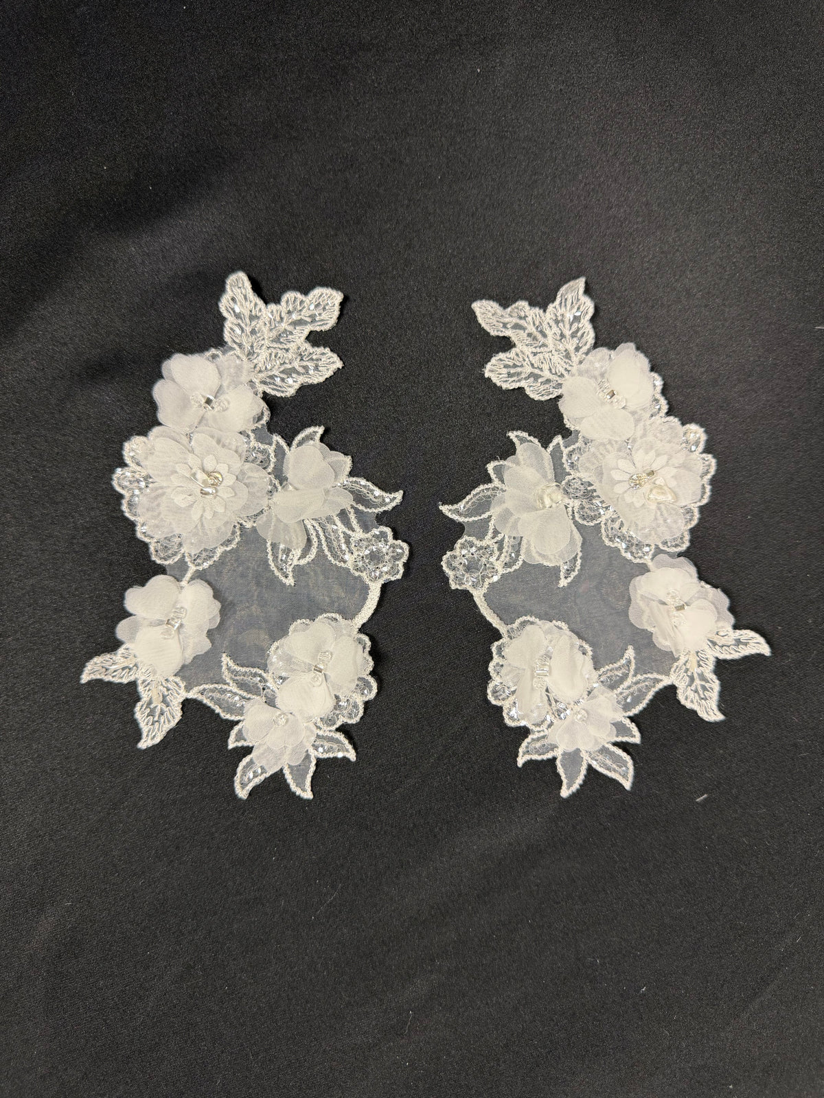 Elfenbeinfarbene, perlenbesetzte 3D-Spitzenapplikationen – T443