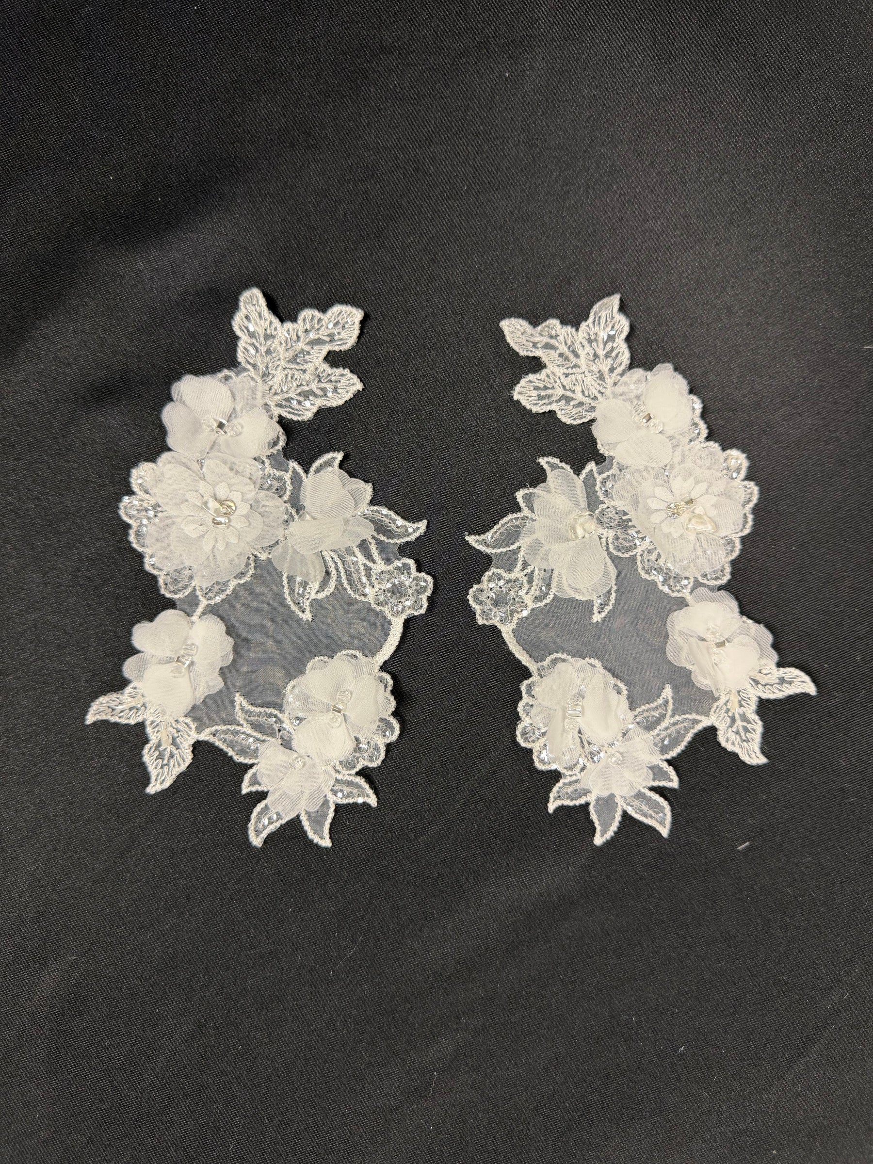 Elfenbeinfarbene, perlenbesetzte 3D-Spitzenapplikationen – T443
