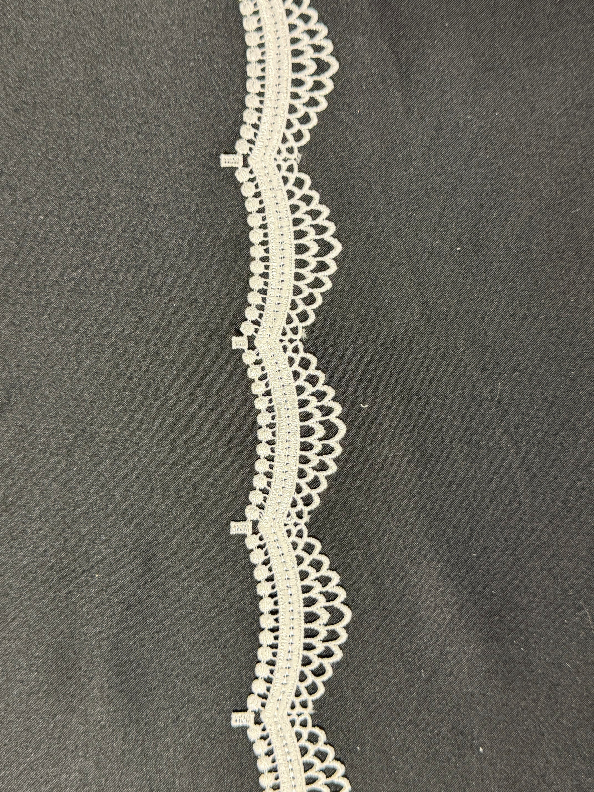 Elfenbeinfarbene Spitzenborte – T938