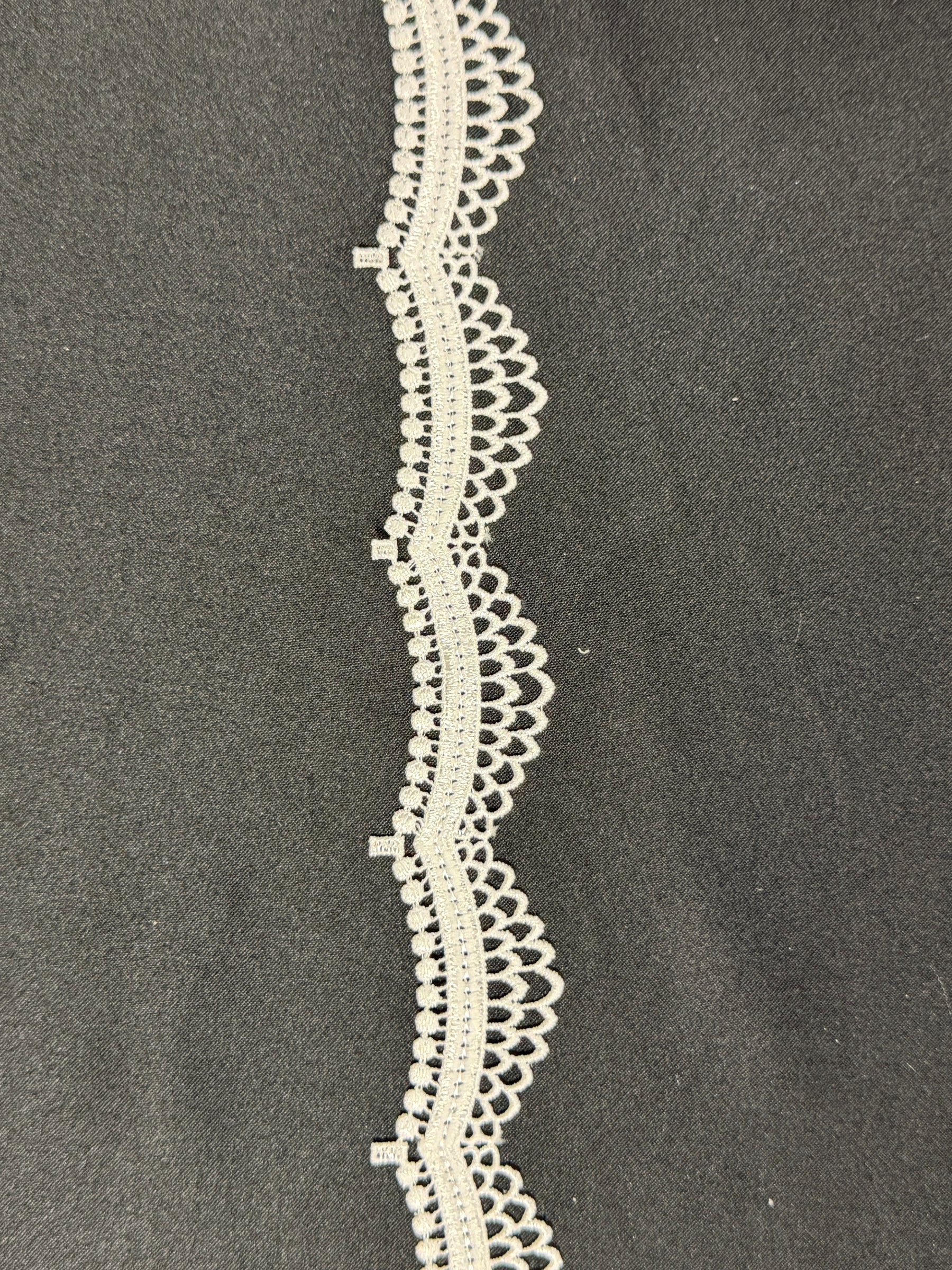 Elfenbeinfarbene Spitzenborte – T938