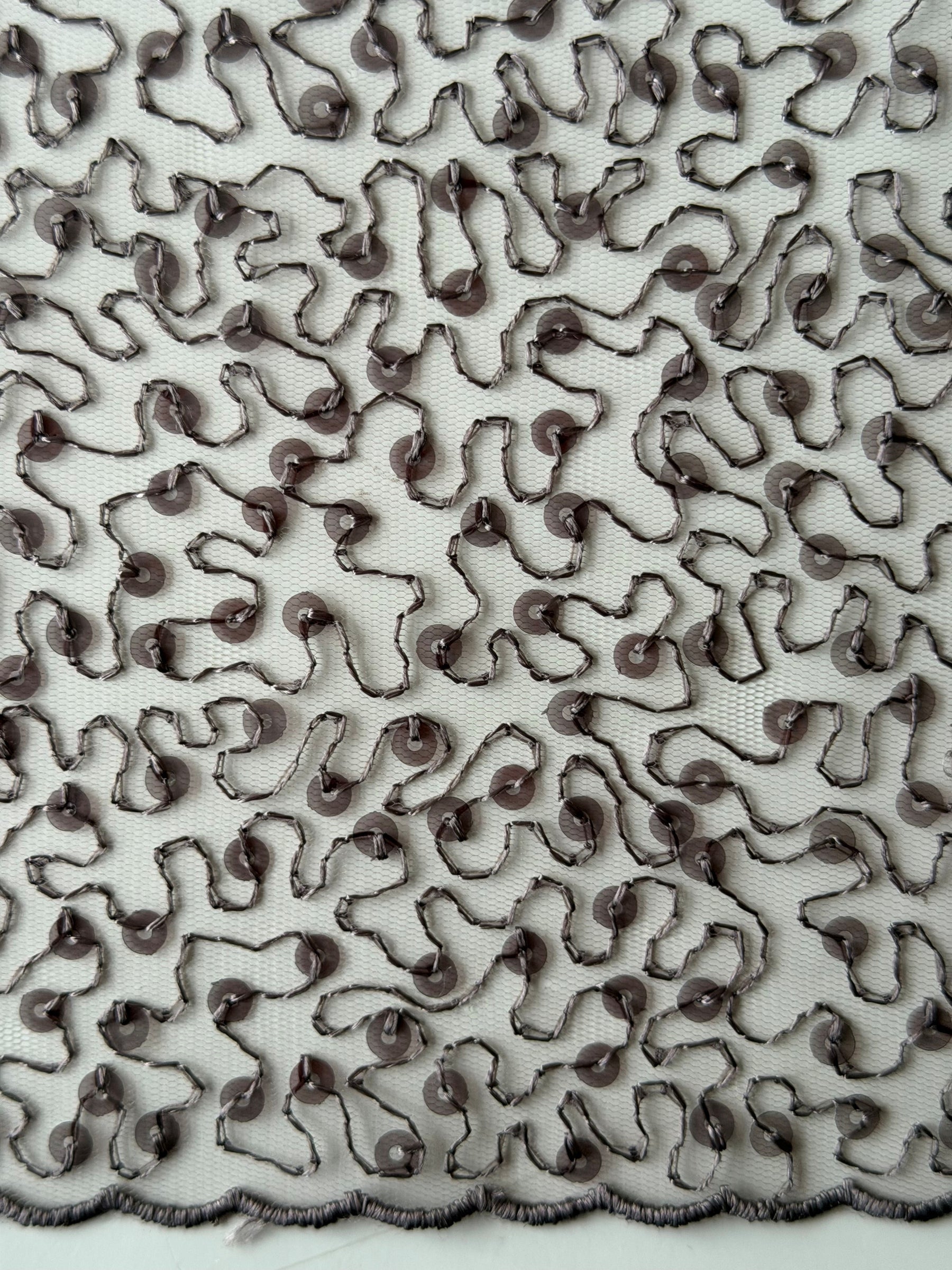 Taupefarbener, bestickter Paillettentüll – EB3001