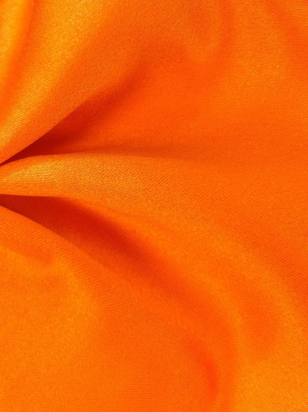 Polyester-Satin in Mandarine – Majestätisch