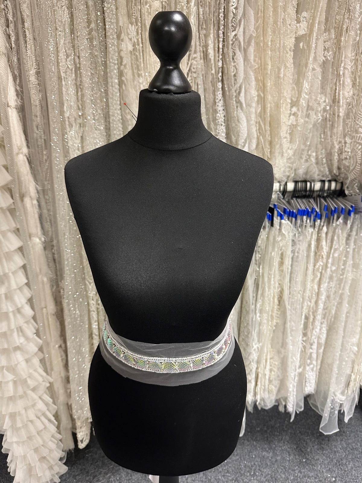 Schimmernder und perlenbesetzter Kleiderbesatz - Testament