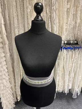 Schimmernder und perlenbesetzter Kleiderbesatz - Testament