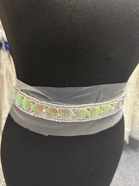 Schimmernder und perlenbesetzter Kleiderbesatz - Testament