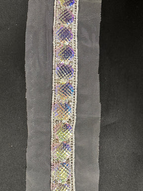 Schimmernder und perlenbesetzter Kleiderbesatz - Testament