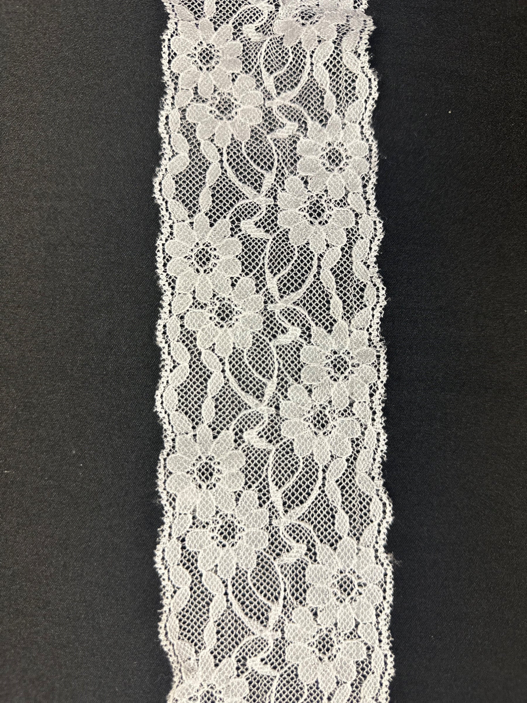Weißer Spitzenbesatz - T 739