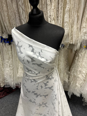 Elfenbeinfarbener Ausbrenner-Druck – Tresor