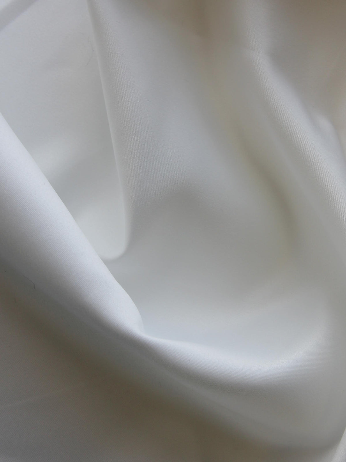 Weißer Polyestersatin – majestätisch