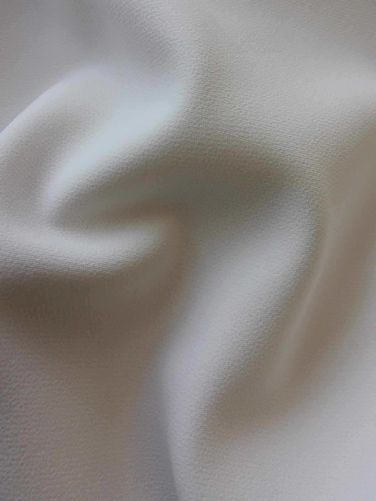 Weißer schwerer Polyester-Krepp – Pamper