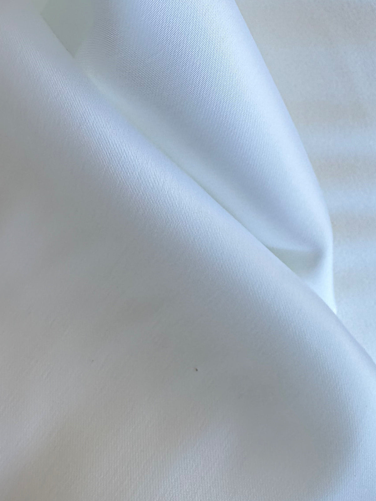 Weißer Polyester-Stretch-Satin – Sentry
