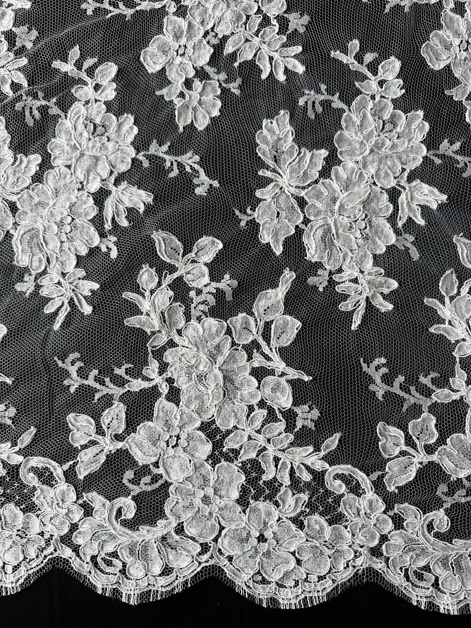 Elfenbeinfarbene, kordelbesetzte Chantilly-Spitze – Zetina