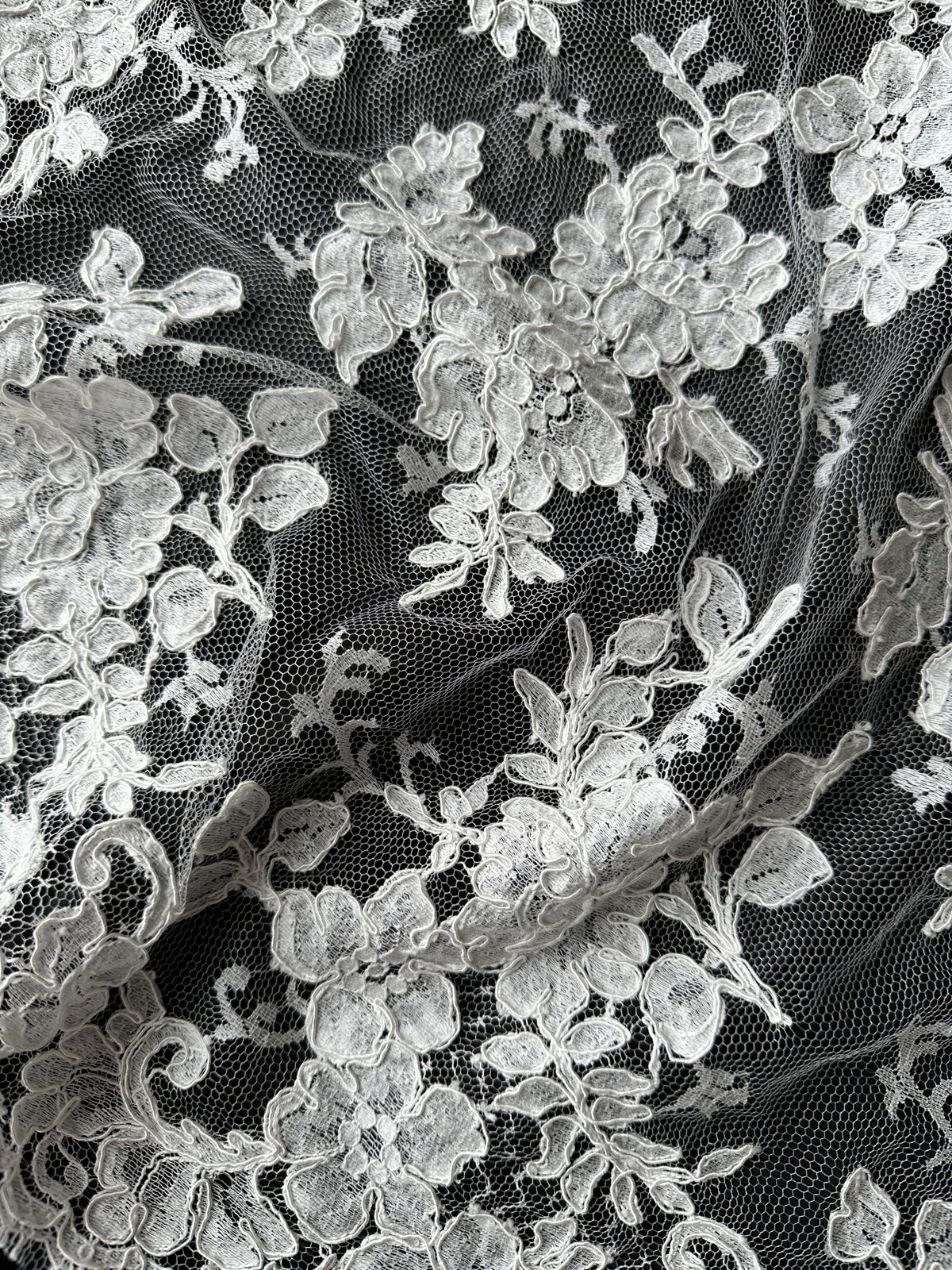 Elfenbeinfarbene, kordelbesetzte Chantilly-Spitze – Zetina