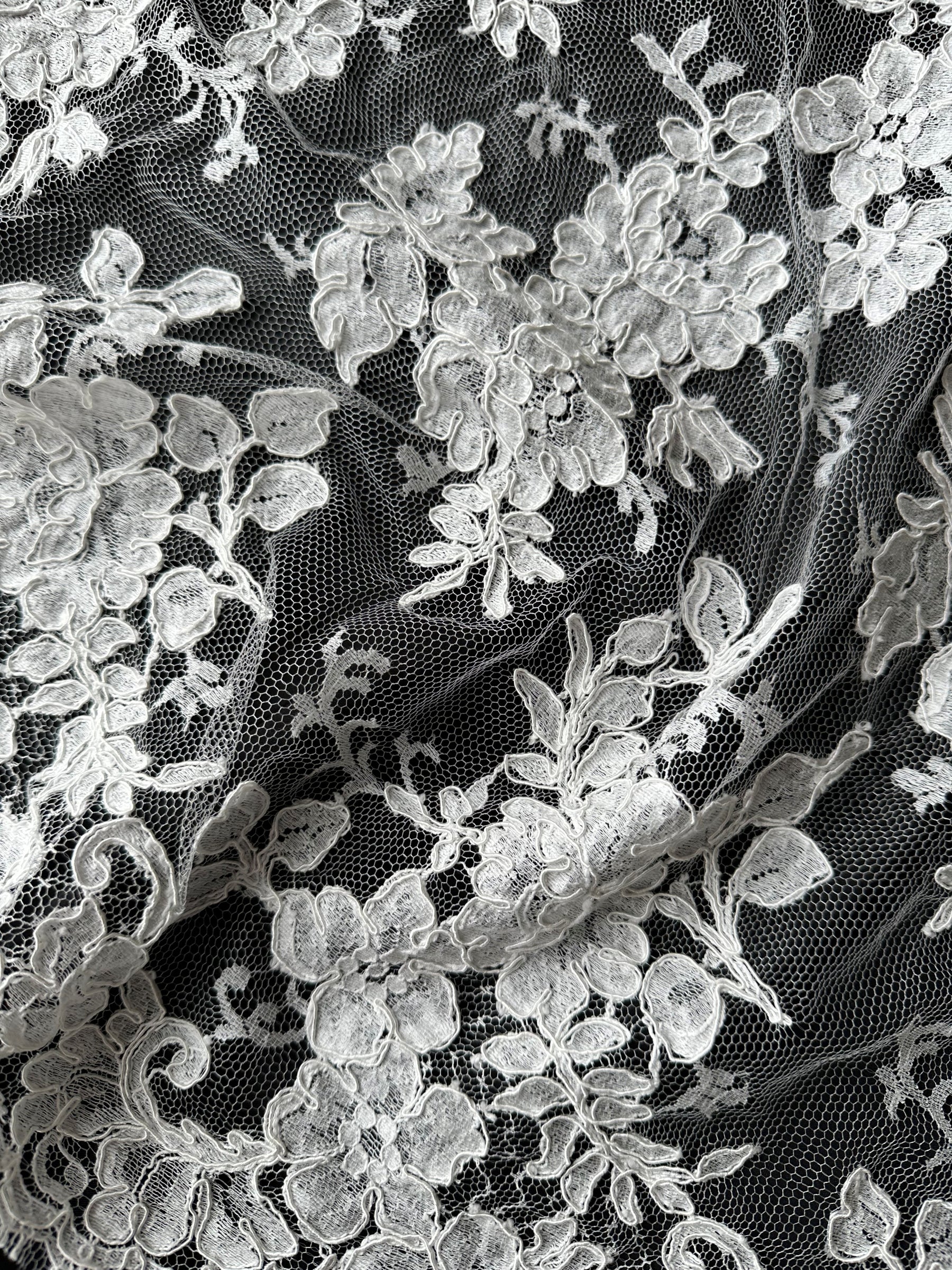 Elfenbeinfarbene, kordelbesetzte Chantilly-Spitze – Zetina