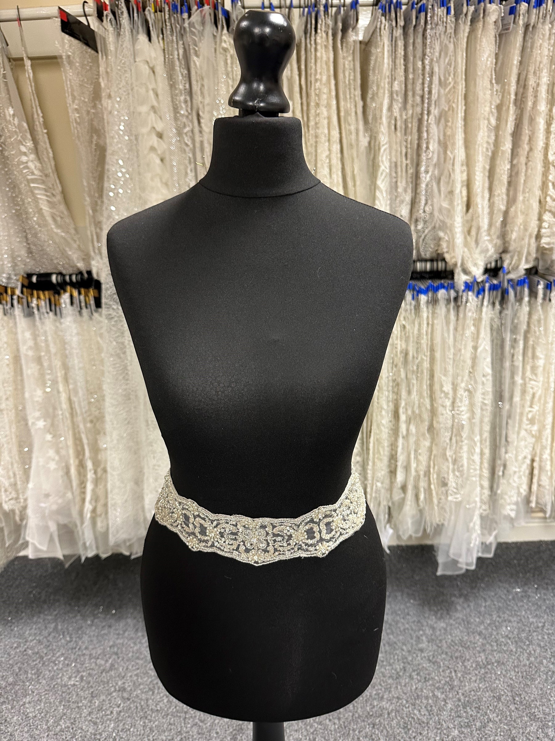 Elfenbeinfarbener Kristall- und Perlenbesatz – Cute