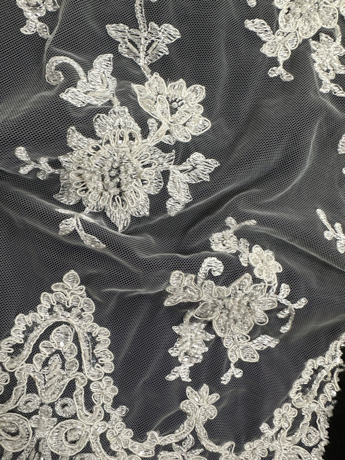 Elfenbeinfarbene Perlen- und Kordelspitze - Ziggurat (CF Zara Spitze) 