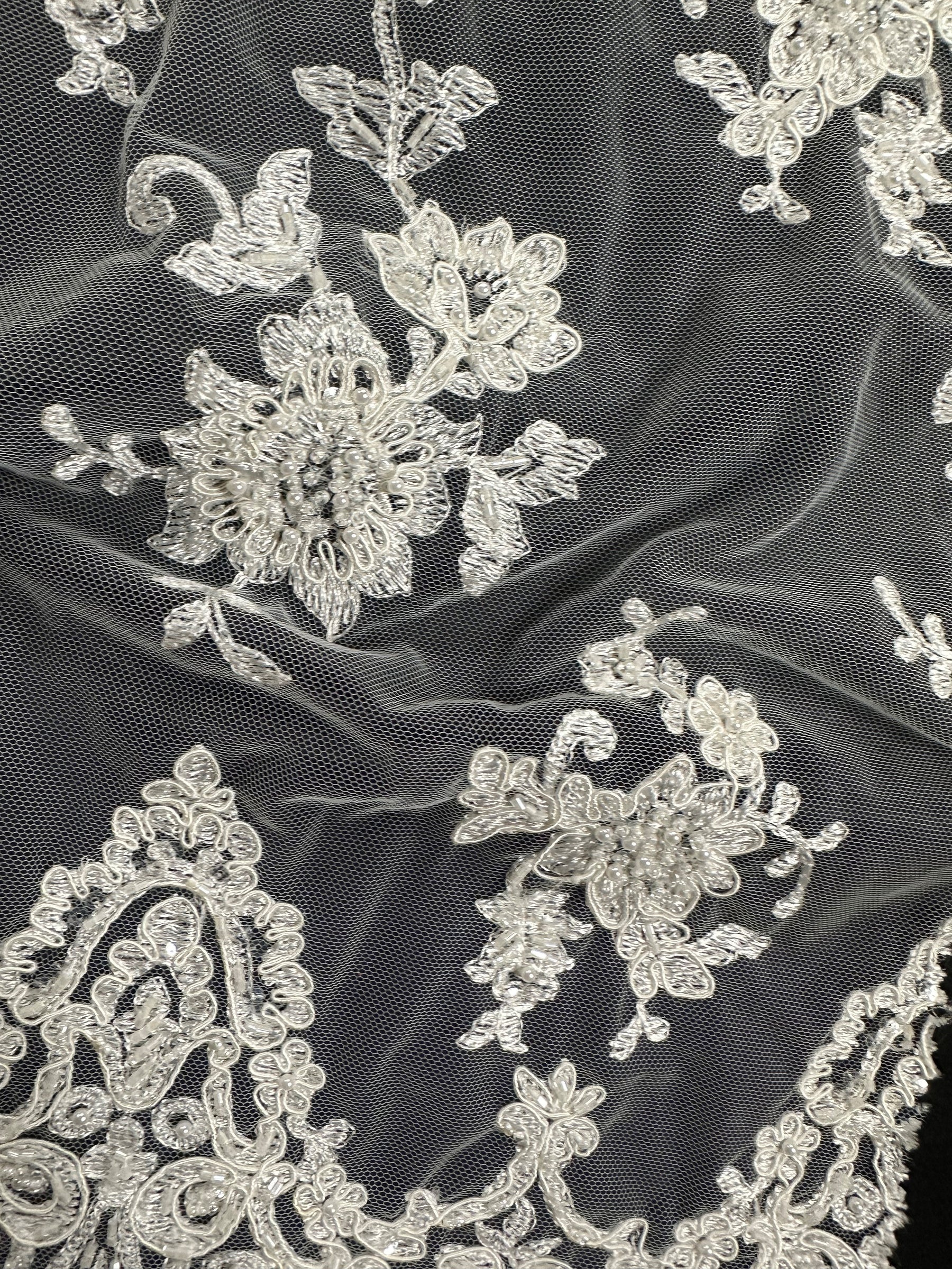 Elfenbeinfarbene Perlen- und Kordelspitze - Ziggurat (CF Zara Spitze) 