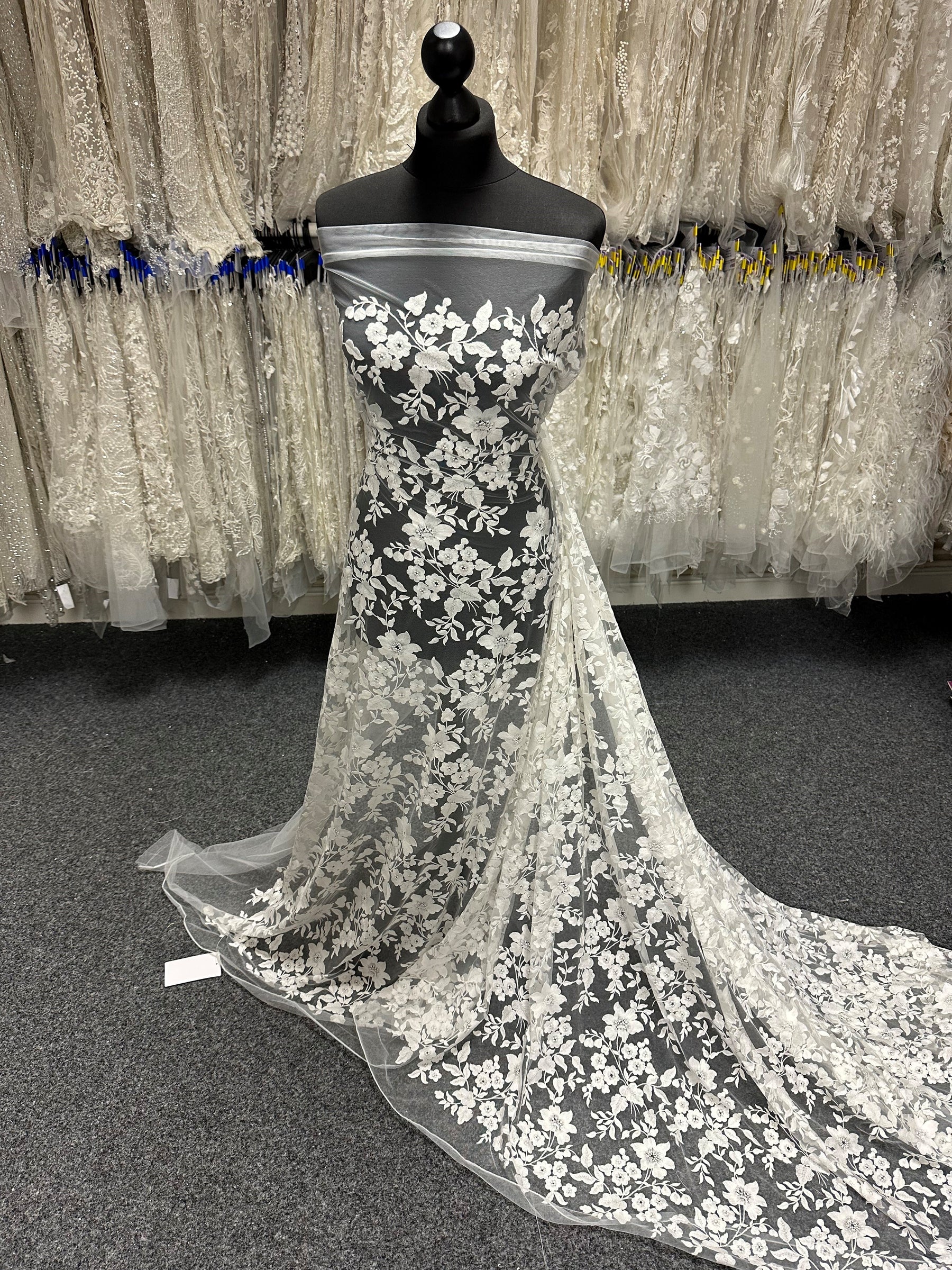 Elfenbeinfarbene bestickte Spitze - X579