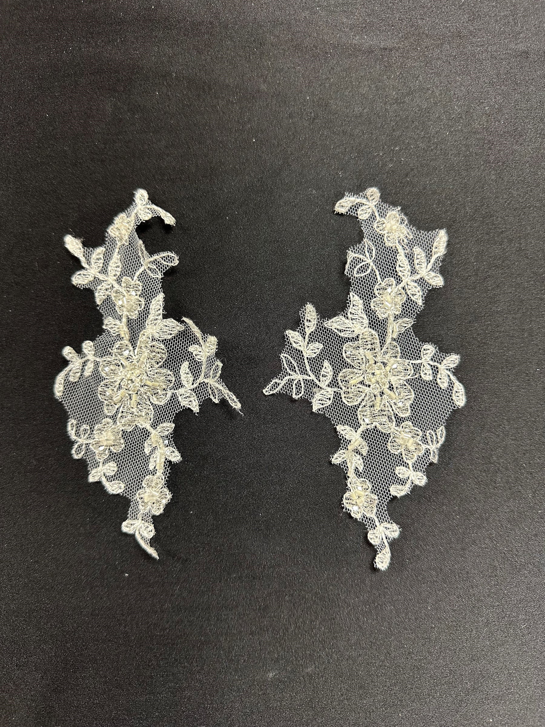 Elfenbeinfarbene Perlenspitzenapplikationen - Geräusch