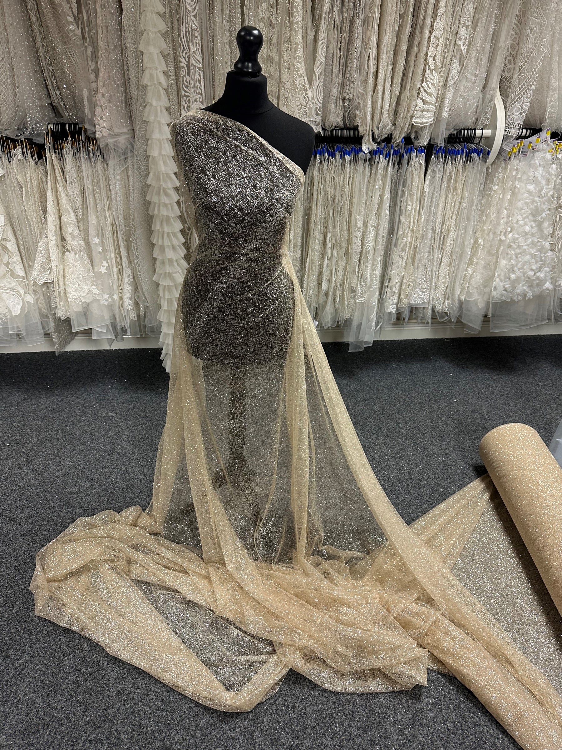 Elfenbeinfarbener Glitzertüll – Magnetismus