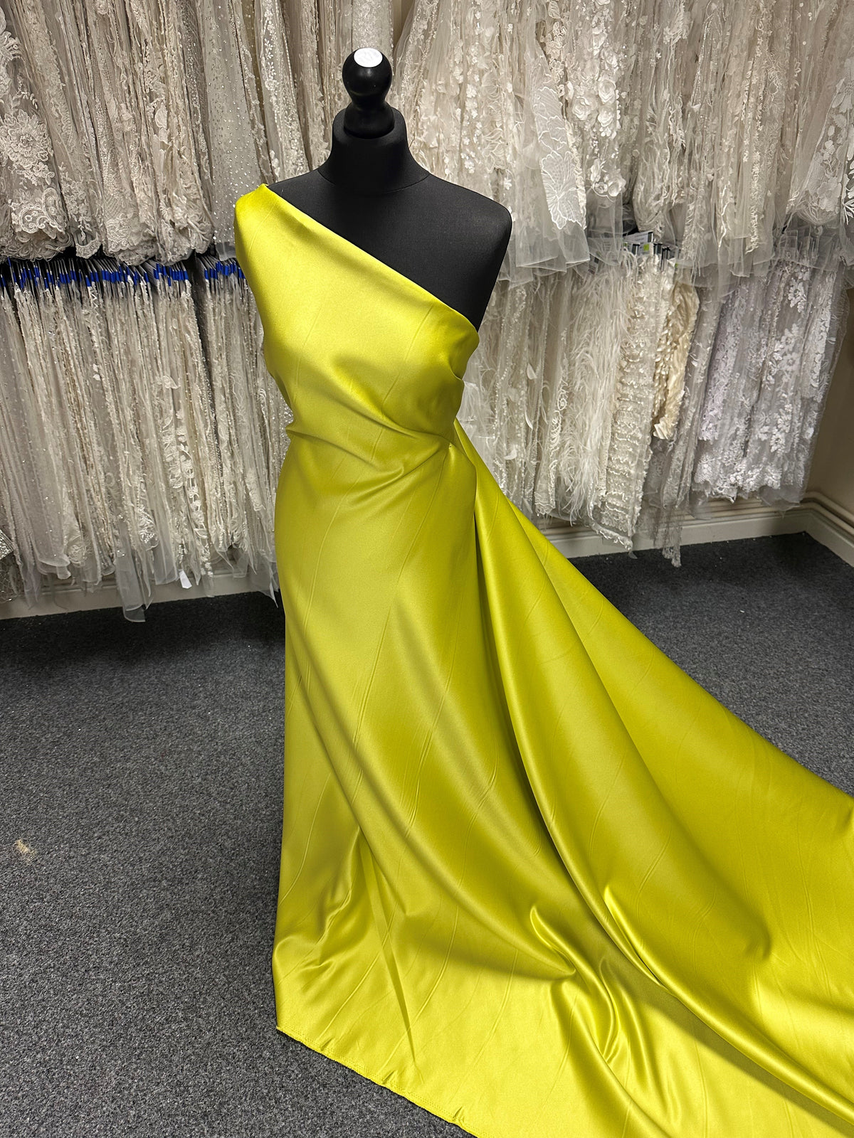 Chartreusefarbener Polyester-Duchesse-Satin – Contessa