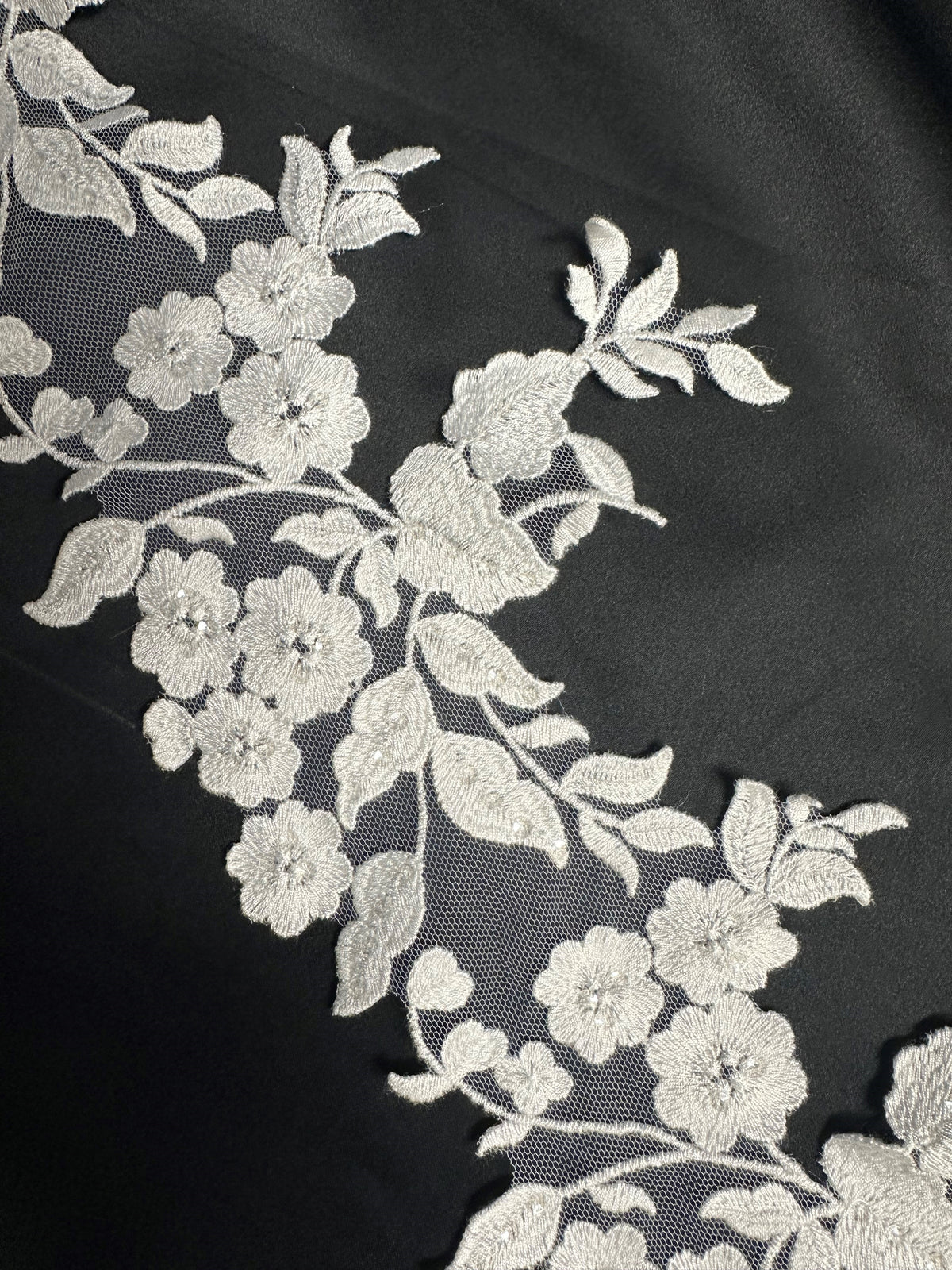 Elfenbeinfarbener Spitzenbesatz mit Pailletten – Giddy