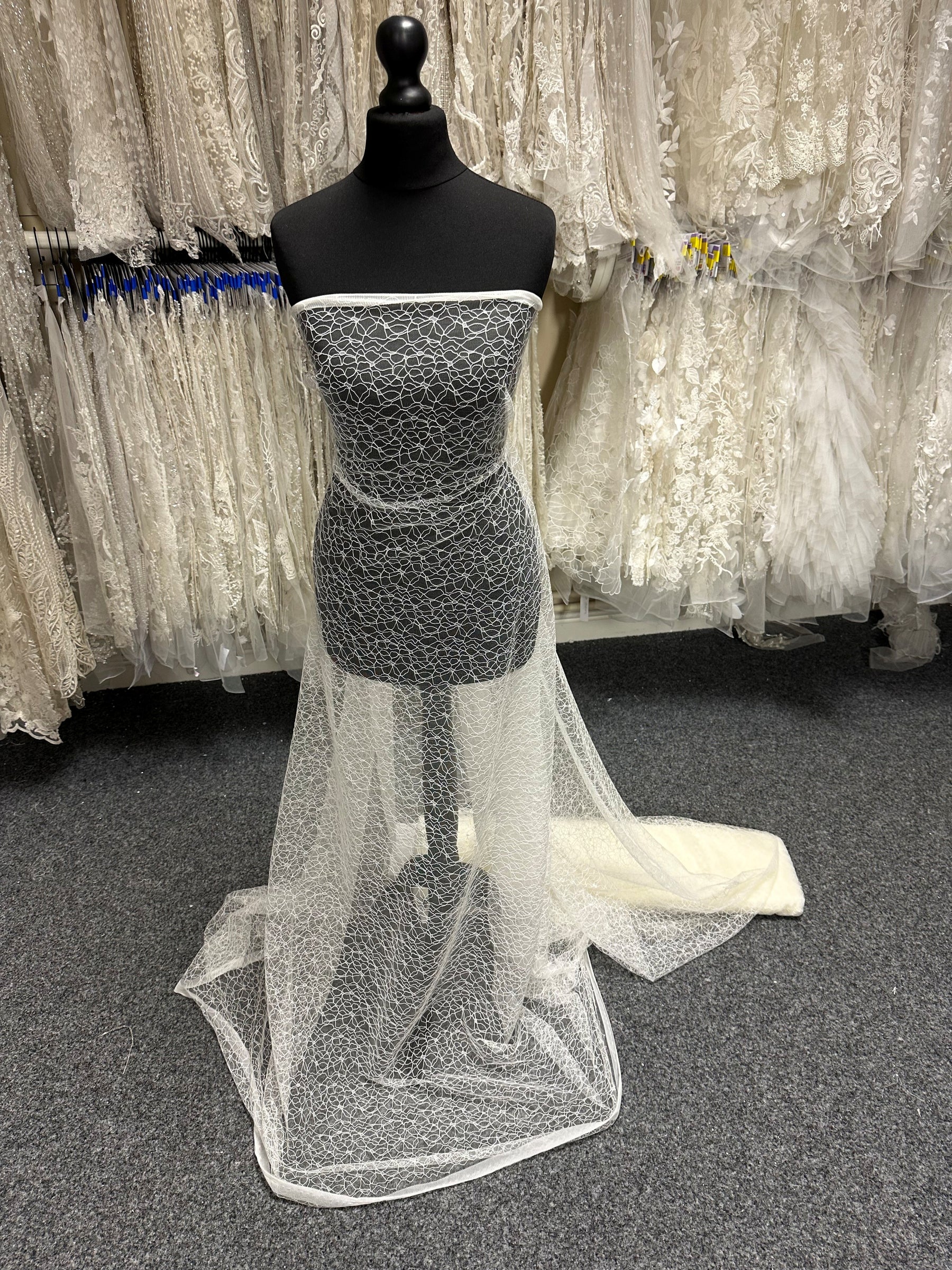 Moderne florale Spitze in Elfenbein - EB5002