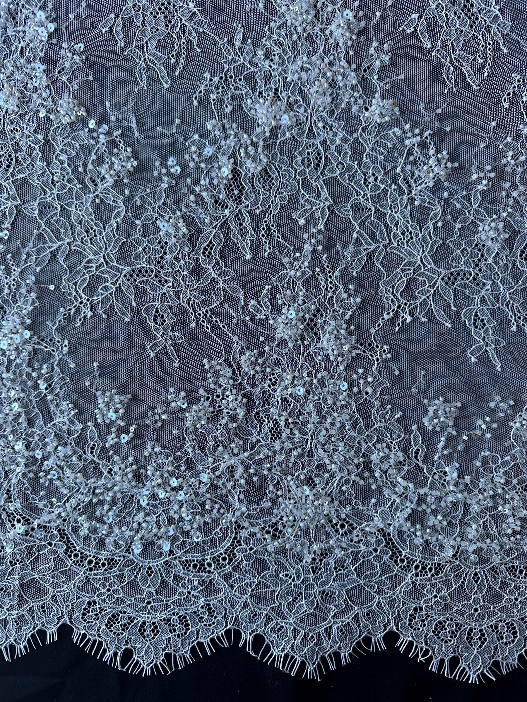 Elfenbeinfarbene Kordel- und Paillettenspitze - Fronnie 