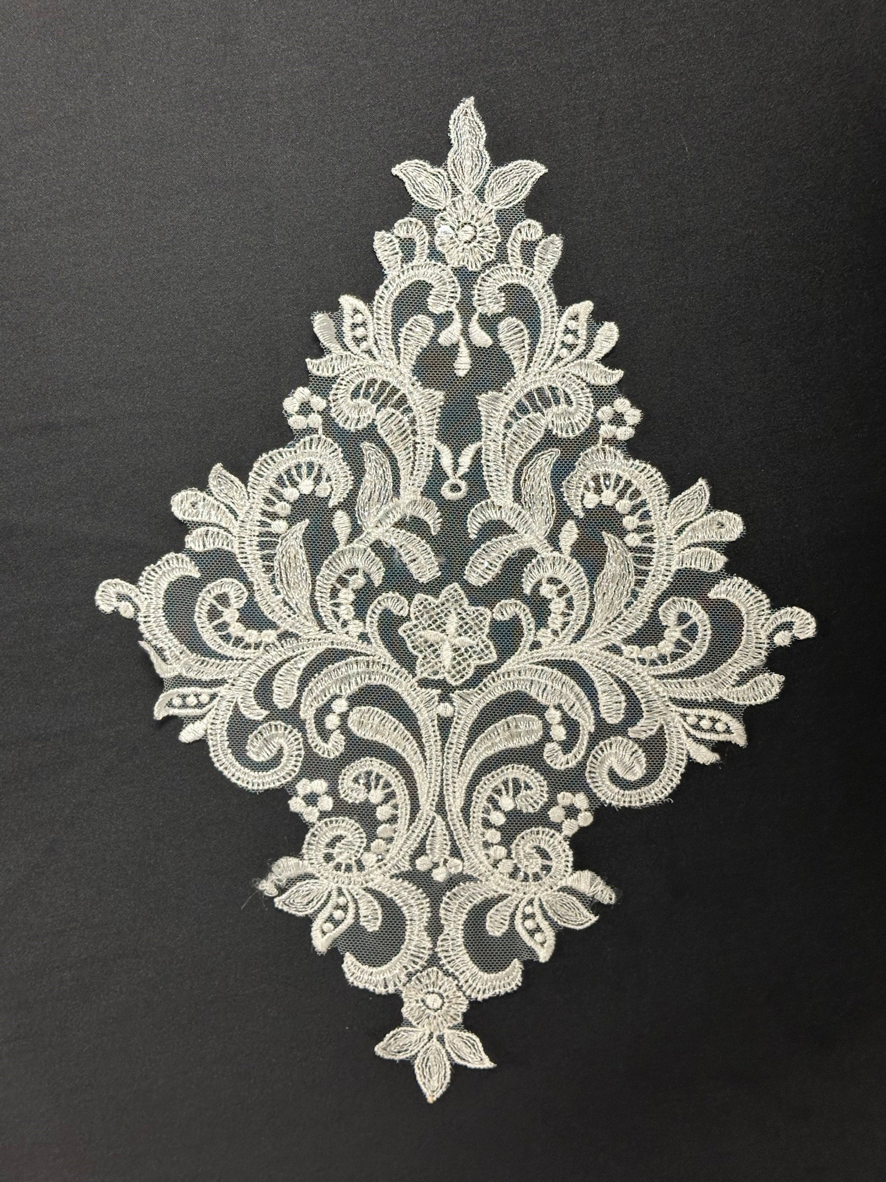 Elfenbeinfarbene Paillettenspitzenapplikation - Derrick