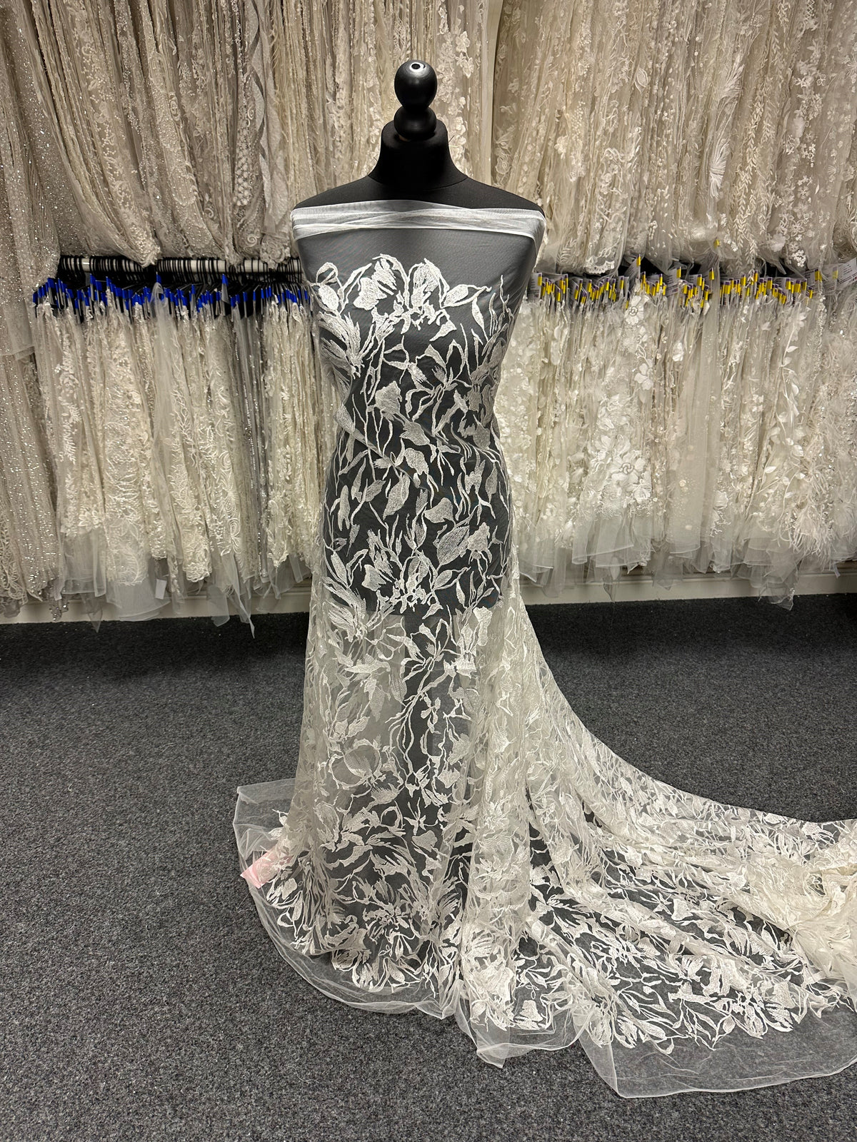 Elfenbeinfarbene, paillettenbesetzte Stickereispitze - Kiora EB 3026